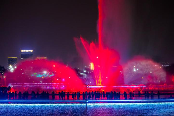 沈阳最大音乐喷泉亮相中央公园水秀湖广场，水秀表演惊艳全城