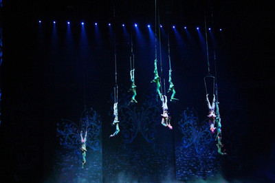 波光幻影间的力与美——浅谈水秀与杂技的艺术交融